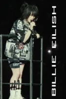 (Bild für) Billie Eilish - Happier Than Ever - Live at the O2 - O2 Arena - London 2022 (WS - FHd)